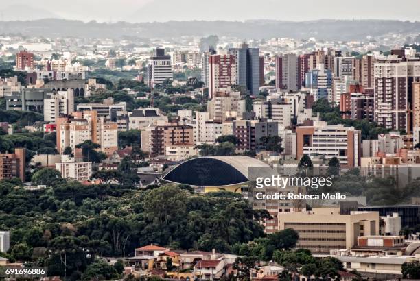 high angle view of the iconic oscar niemeyer museum, curitiba, brazil - curitiba stock-fotos und bilder