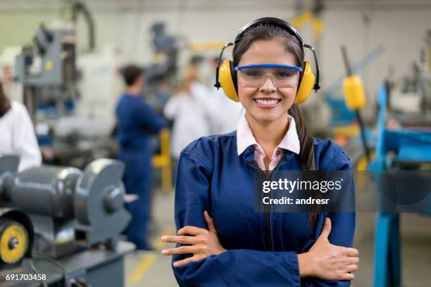 工程的女學生在課堂的肖像 - ear protection 個照片及圖片檔
