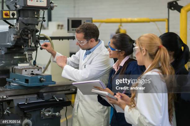 grupo de estudiantes en una clase de mecatrónica - mechatronics fotografías e imágenes de stock