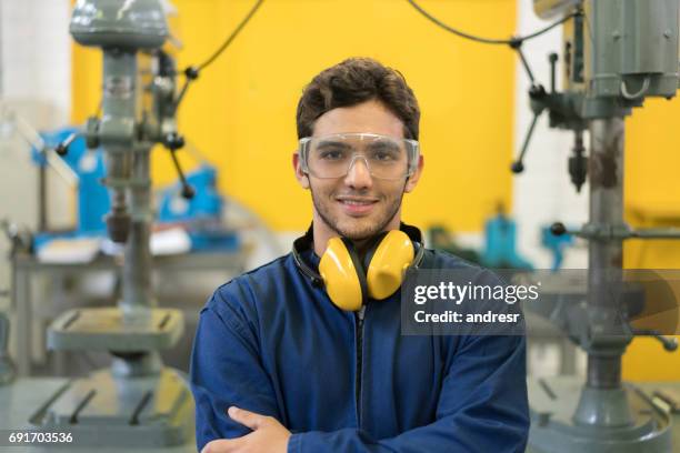 portrait d’un élève ingénieur à l’université - student job photos et images de collection