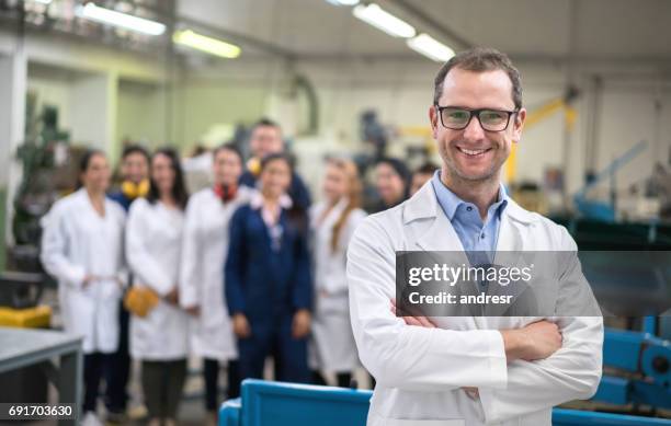 engineering leraar met een groep studenten aan de universiteit - industrial designer stockfoto's en -beelden