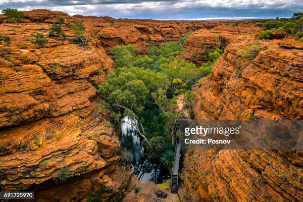 kings canyon at watarrka national park - kings canyon australia stockfoto's en -beelden