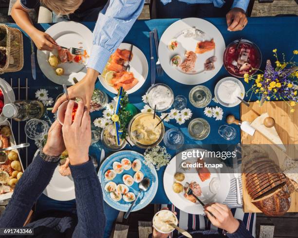 schwedischen sommer midsommar mittsommer-fest-dinner-party - skandinavische kultur stock-fotos und bilder