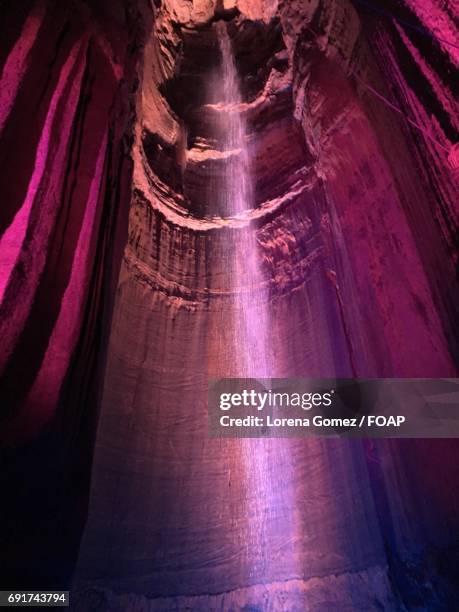 low angle view of ruby falls - lorena gomez 個照片及圖片檔