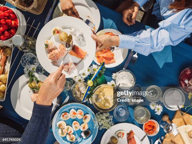 schwedischen sommer midsommar mittsommer-fest-dinner-party - nordic food stock-fotos und bilder