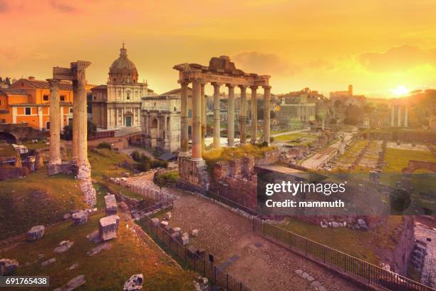 o fórum romano ao nascer do sol - roma, lazio, itália - arco de septimius severus - fotografias e filmes do acervo