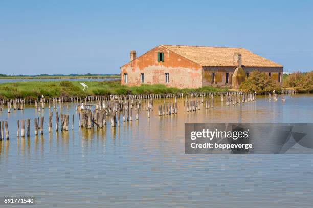 valli di comacchio - i casoni - luogo d'interesse stock pictures, royalty-free photos & images