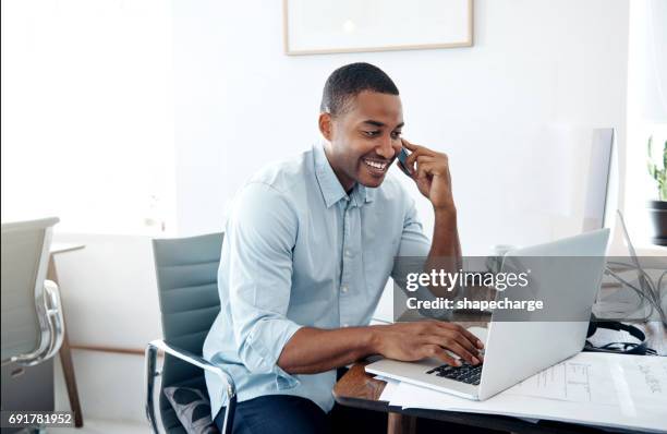 ik roep slechts te geven u een update... - start ups im büro stockfoto's en -beelden