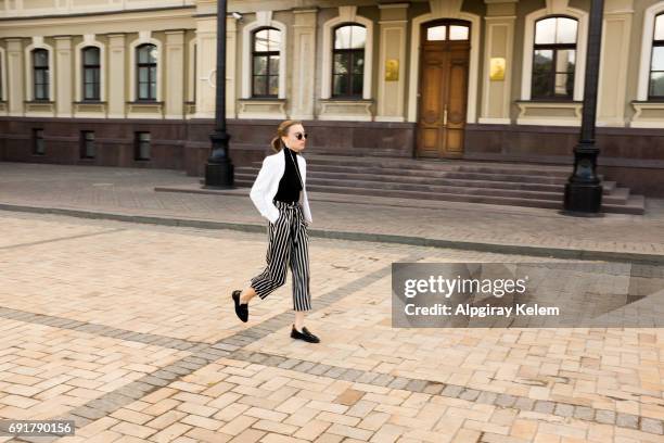 moda de la calle, kiev, ucrania - vogue model fotografías e imágenes de stock