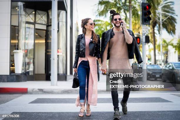 pareja moderna - rodeo drive fotografías e imágenes de stock