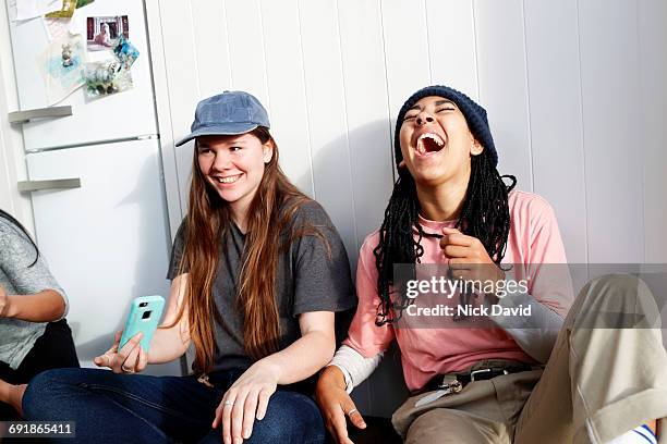 girl friends hanging out together - pink hat - fotografias e filmes do acervo