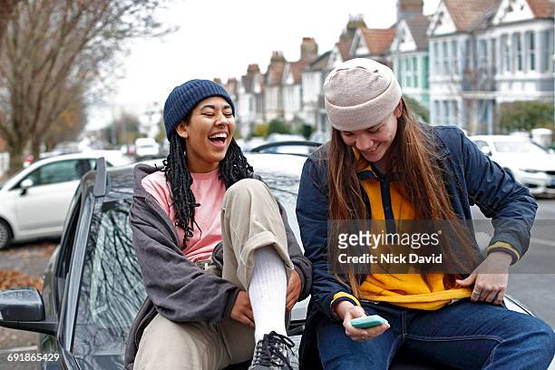 girl friends hanging out together - cool cars stockfoto's en -beelden