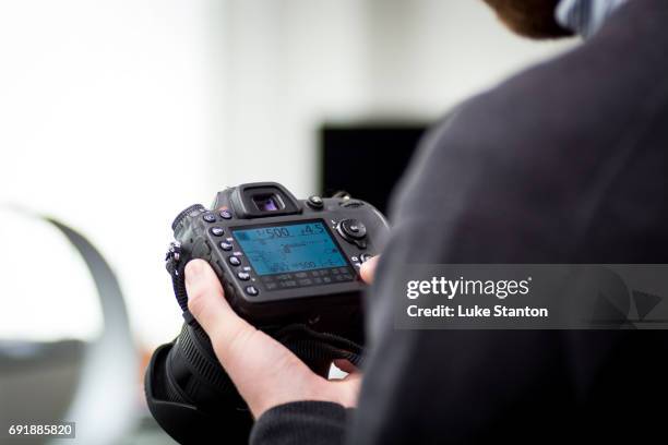 photographer using a camera - professional photo shoot stock pictures, royalty-free photos & images
