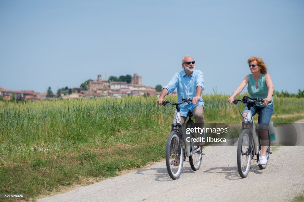 Familievakantie in Langhe regio Piemonte: elektrische fietsen reis in de heuvels