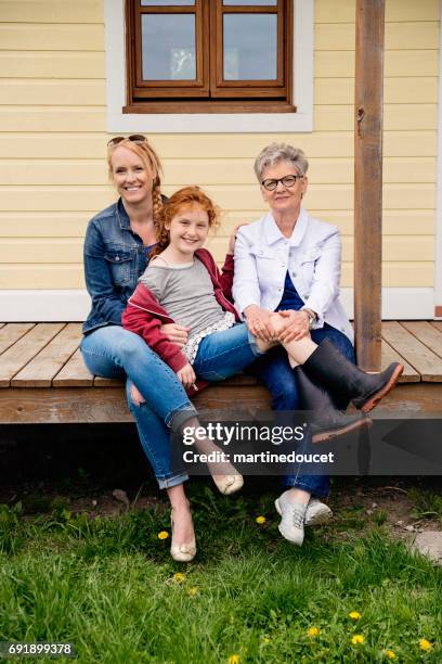 drei generationen von frauen familienporträt im landhaus. - old quebec stock-fotos und bilder