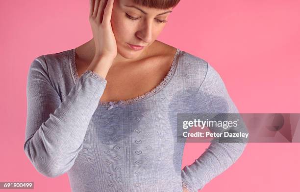 woman having night sweats - bad bangs imagens e fotografias de stock