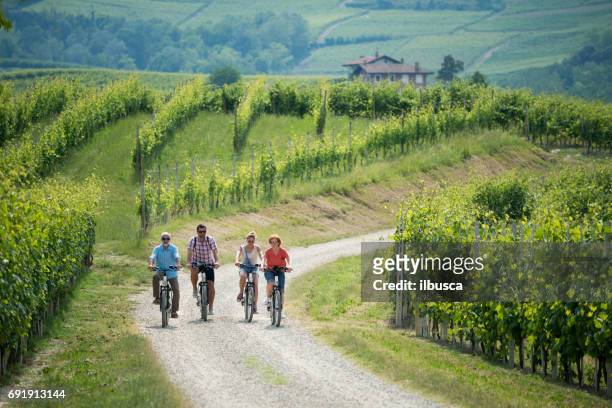 vacanze in famiglia nelle langhe, piemonte, italia: viaggio in bici elettriche in collina - turista foto e immagini stock