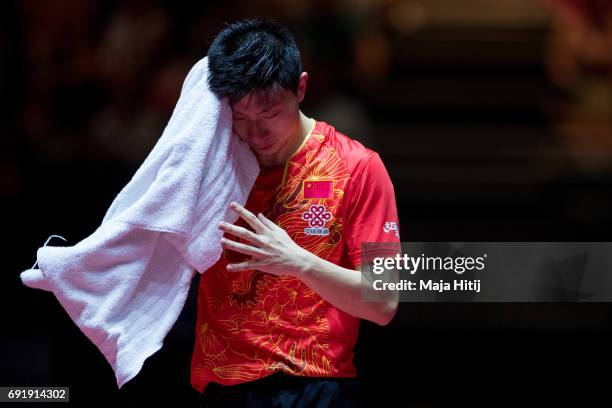 Ma Long of China takes a break during Men's eight-finals at Table Tennis World Championship at Messe Duesseldorf on June 3, 2017 in Dusseldorf,...