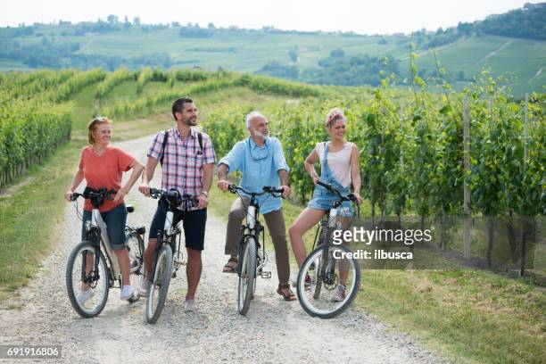 familievakantie in langhe regio piemonte: elektrische fietsen reis in de heuvels - asti stockfoto's en -beelden