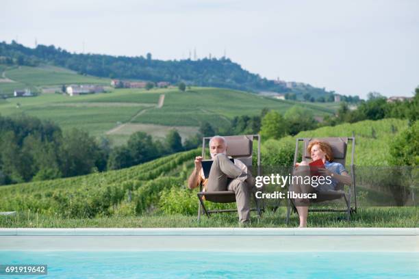 familie vakantie in de regio langhe, piemonte, italië: kunt u ontspannen bij het zwembad - agritoerisme stockfoto's en -beelden