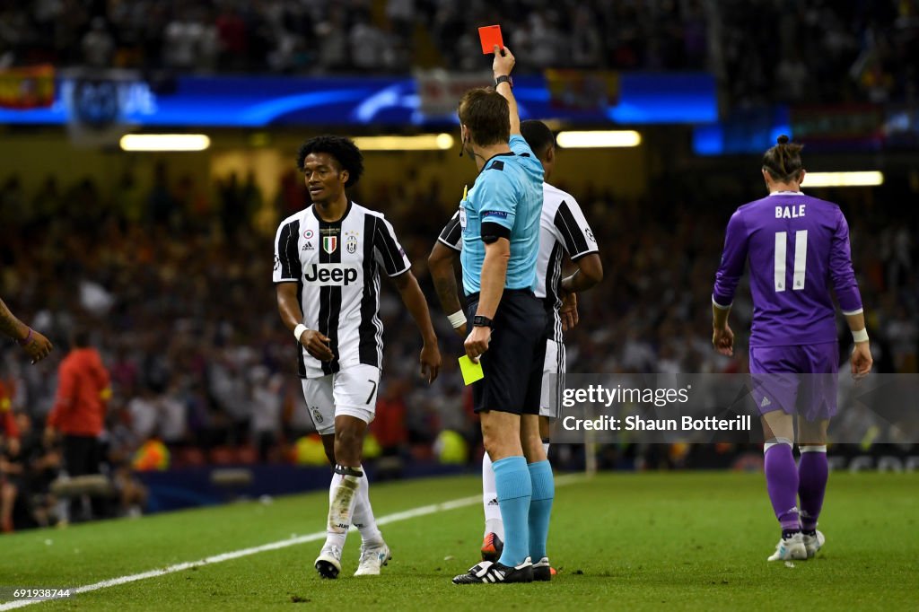 Elemental fejl Trampe Juan Cuadrado of Juventus is shown a red card by referee Felix Brych...  News Photo - Getty Images