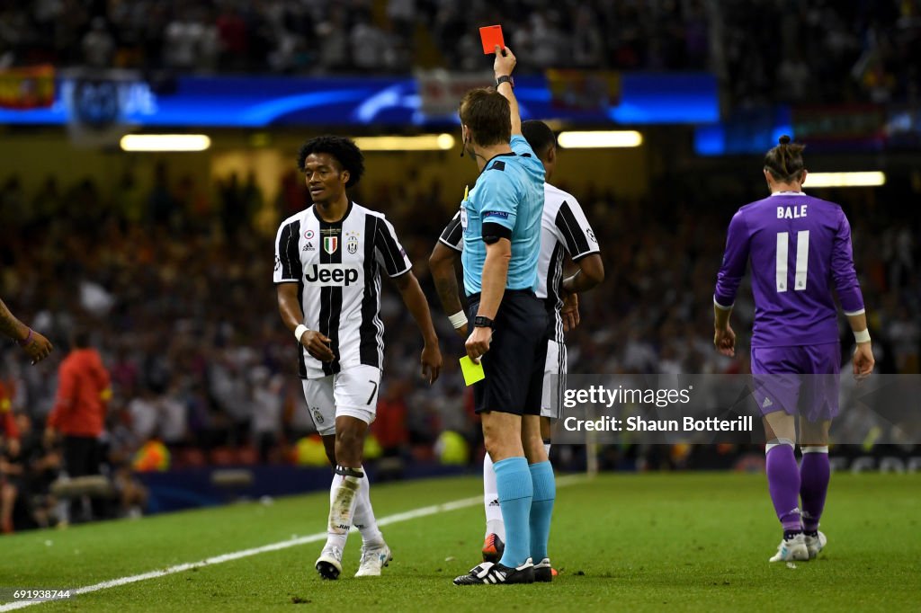 Elemental fejl Trampe Juan Cuadrado of Juventus is shown a red card by referee Felix Brych... News Photo - Getty Images Elemental fejl Trampe Juan Cuadrado of Juventus is shown a red card by referee Felix Brych... News Photo - Getty Images