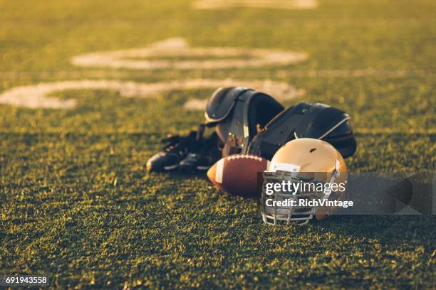 gouden voetbal helm op veld - notre dame football stockfoto's en -beelden