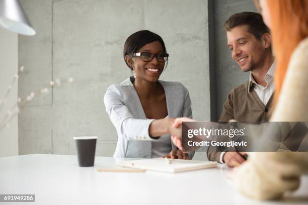 meeting mit financial advisor - handshaking in a bank stock-fotos und bilder