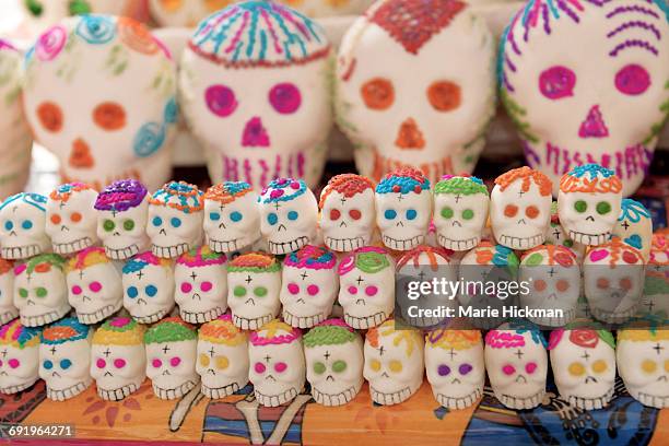 day of the dead traditional mexican sugar skulls - calavera photos et images de collection
