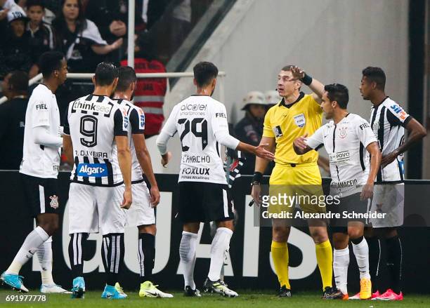 Players of Corinthians and of Santos in action during the match between Corinthians and Santos for the Brasileirao Series A 2017 at Arena Corinthians...