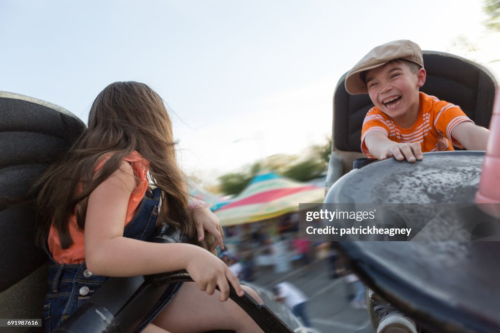 Kinder reiten ein Carnival Ride