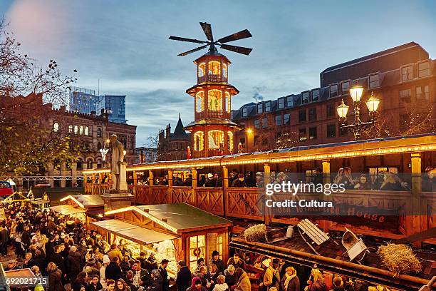 christmas market illuminated at night, albert square, manchester, uk - manchester inglaterra fotografías e imágenes de stock