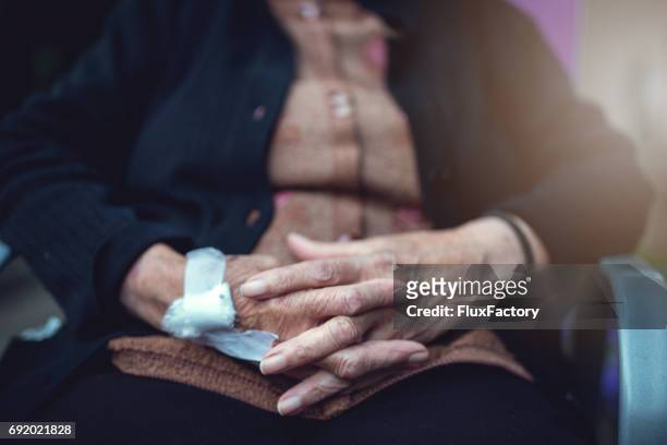 old arthritis hands - iv drip womans hand stock pictures, royalty-free photos & images