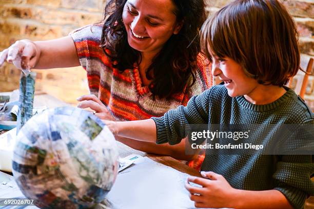 child and mother playing with papier mache - papier 個照片及圖片檔