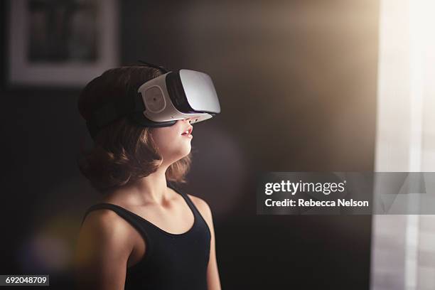 girl using vr headset - vr glasses imagens e fotografias de stock