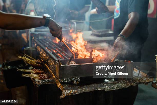 singapore street food - chicken satay stock-fotos und bilder