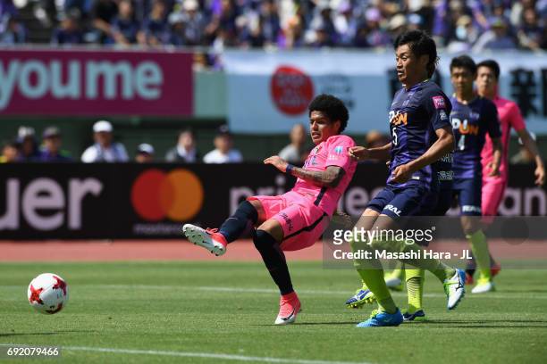 Leandro of Kashima Antlers scores his side's third goal during the J.League J1 match between Sanfrecce Hiroshima and Kashima Antlers at Edion Stadium...
