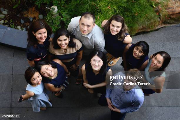 multi-ethnic group of colleagues shot from above - fotografia de grupo - fotografias e filmes do acervo