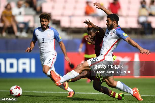 Venezuela's forward Sergio Cordova fights for the ball with US defenders Danny Acosta and Cameron Carter-Vickers during their U-20 World Cup...