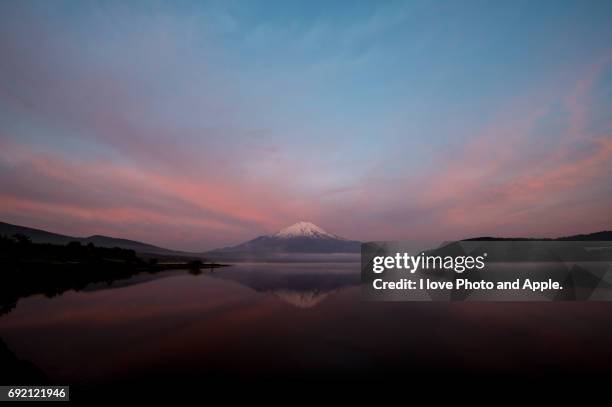 fuji in the pink sky - 深い雪 stock-fotos und bilder