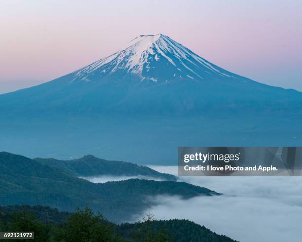 fuji on the sea of clouds - 深い雪 stock-fotos und bilder