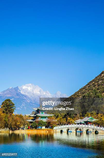 black dragon pool park with jade dragon mountain - black dragon pool park stockfoto's en -beelden