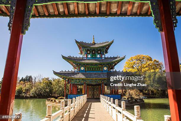 lijiang old town scene at black dragon pool park - linghe zhao stock pictures, royalty-free photos & images