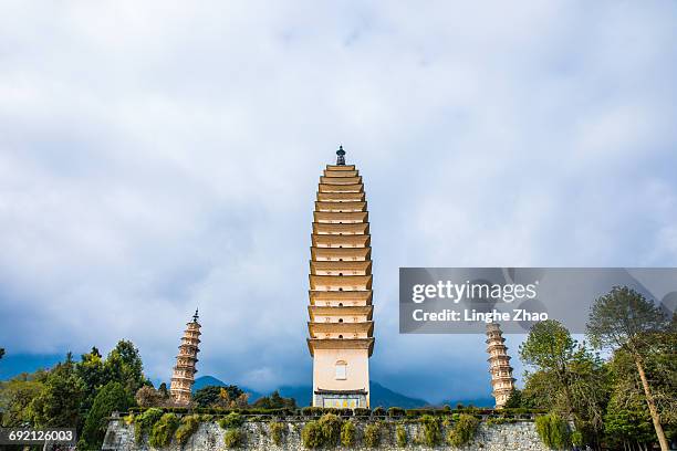 three pagodas of chongsheng temple in china - linghe zhao photos et images de collection