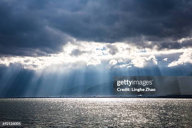 lake at sunset - linghe zhao photos et images de collection