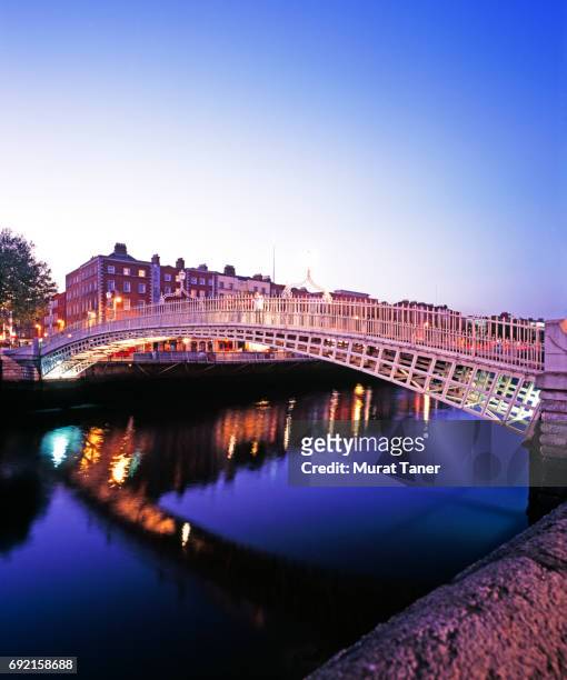 ha'penny bridge over river liffey at night - republic of ireland stock pictures, royalty-free photos & images