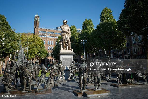 statue of rembrandt and the night watch sculpture - rembrandt night watch stock pictures, royalty-free photos & images