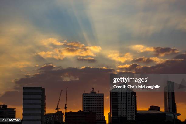 leeds skyline at sunset - leeds skyline stockfoto's en -beelden