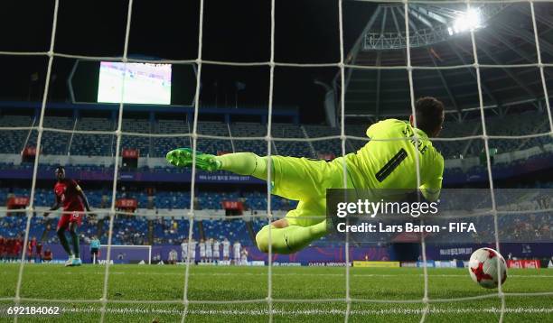 Santiago Mele of Uruguay saves a penalty of Jose Gomes of Portugal during the FIFA U-20 World Cup Korea Republic 2017 Quarter Final match between...