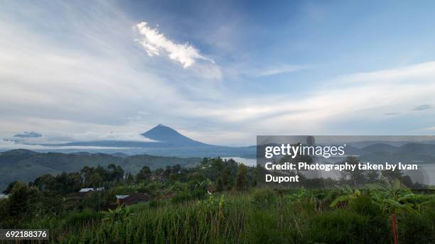 vue sur le volcan gahinga depuis la colline de rihandinzi - ruhengeri foto e immagini stock